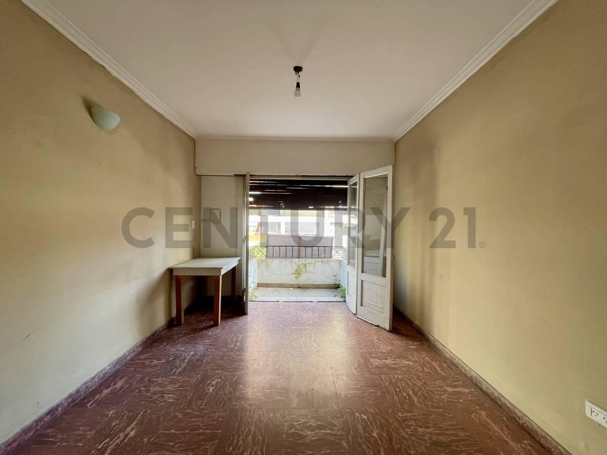 Triplex con 2 Locales Independientes en Venta en — foto 1