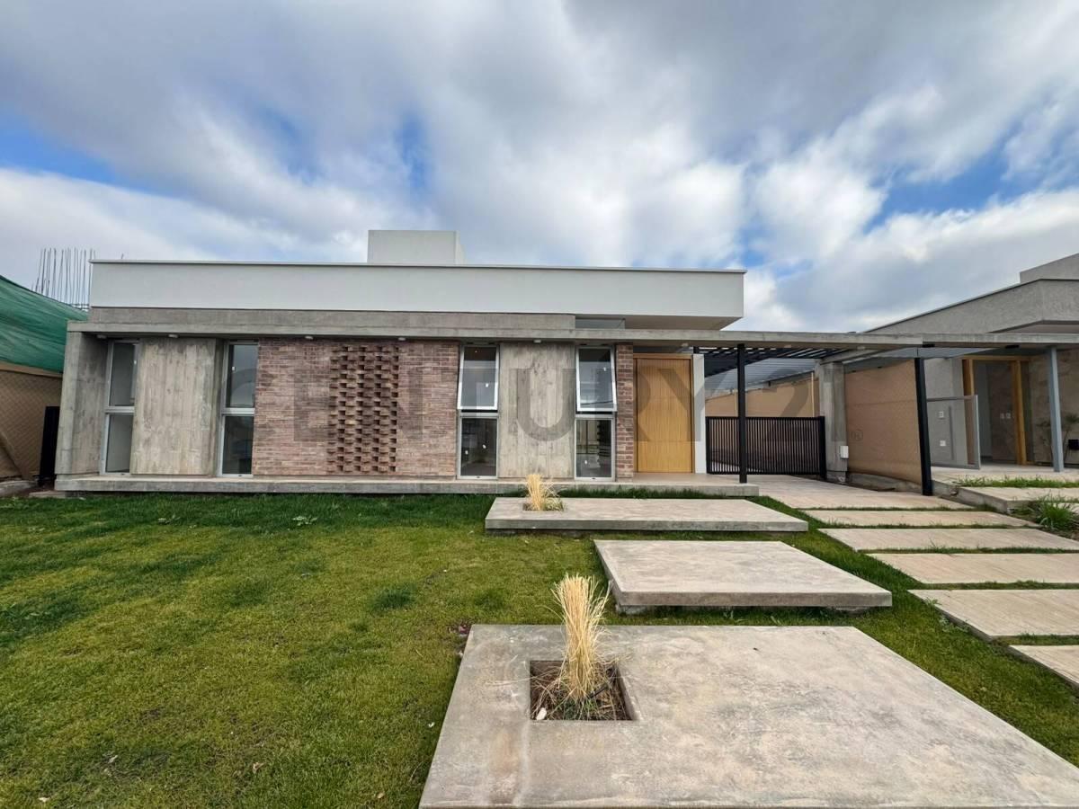 CASA EN VENTA EN LUJAN DE CUYO — foto 1