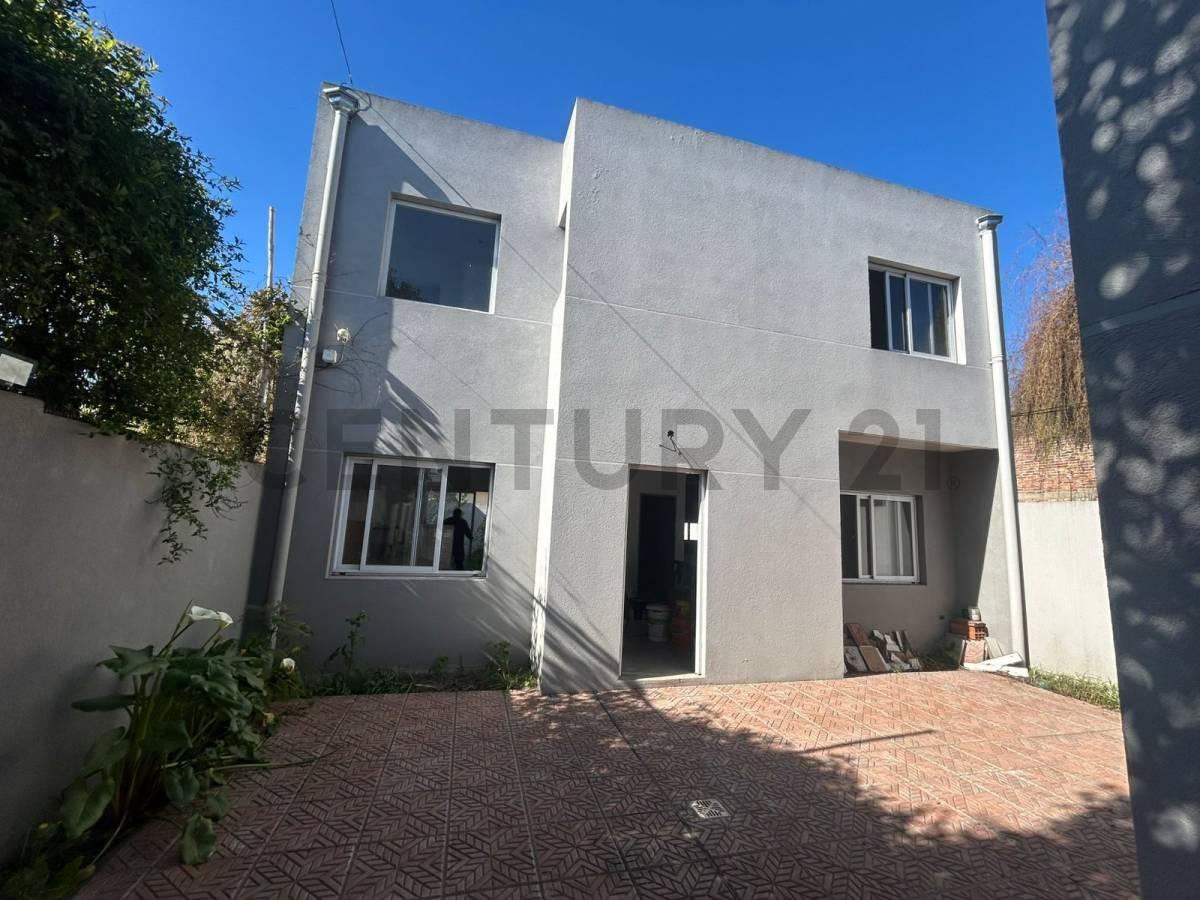 Venta – Dúplex de 4 ambientes a estrenar con garaje para 2 autos, patio y lavadero | Temperley — foto 1