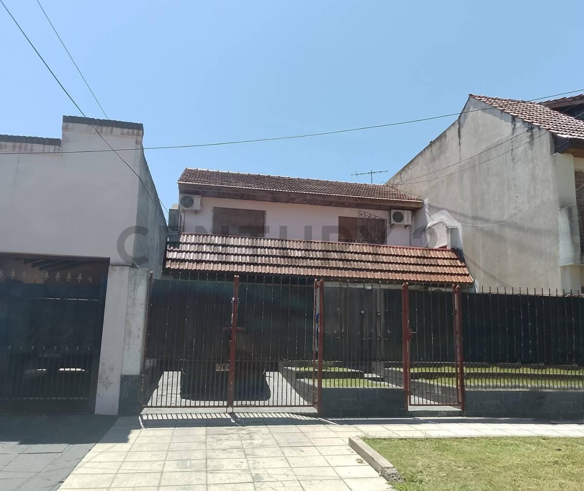 Casa en Lote Propio de 374 m² | 3 Dormitorios | Gran Jardín | Cochera Doble — foto 1