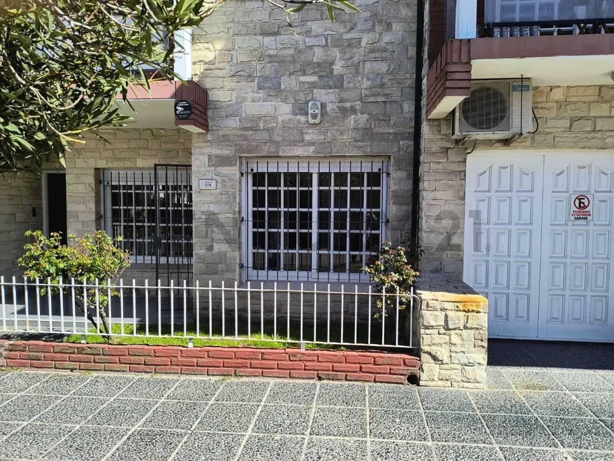 VENTA CASA TRES AMBIENTES MAS DOS DEPARTAMENTOS DE TRES AMBIENTES EN BLOCK — foto 1