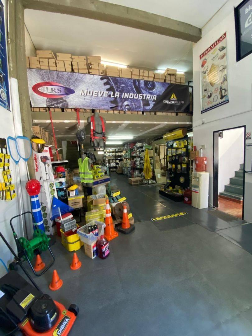 Venta de Depósito con casa a reciclar con patio y pileta - Barrio Belgrano - Rosario — foto 1