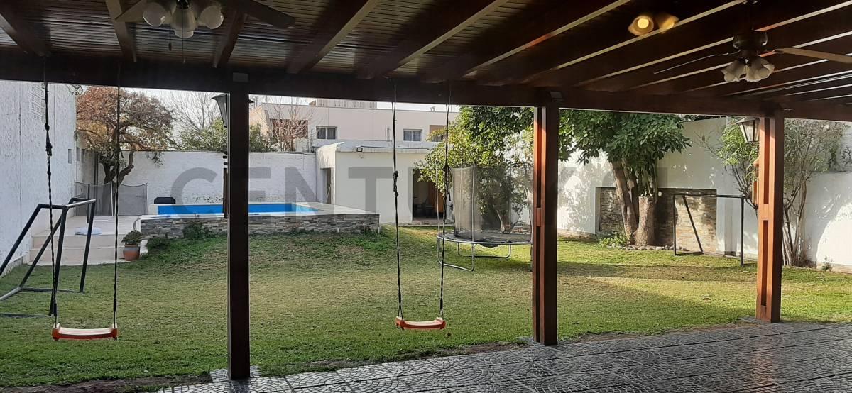 SE VENDE AMPLIA Y HERMOSA PROPIEDAD EN GODOY CRUZ CON DEPARTAMENTO EN PRIMER PISO Y SALÓN DE USO COM — foto 1