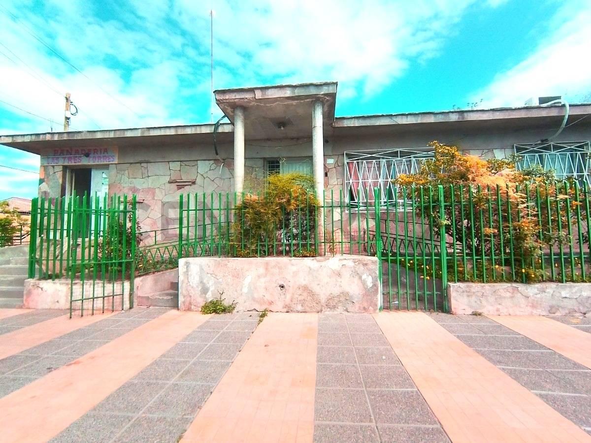 CENTURY 21 LÓPEZ VENDE CASA CON 2 SALONES COMERCIALES — foto 1