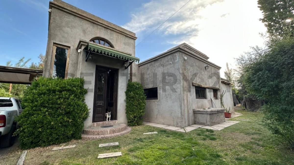 CASA EN VENTA SOBRE CALLE PUEYRREDON - CHACRAS DE CORIA — foto 1
