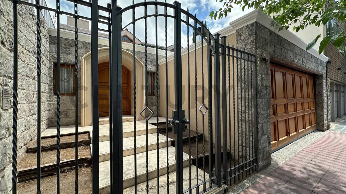 CASA DE CATAEGORÍA EN VENTA - CALLE HUARPES — foto 1