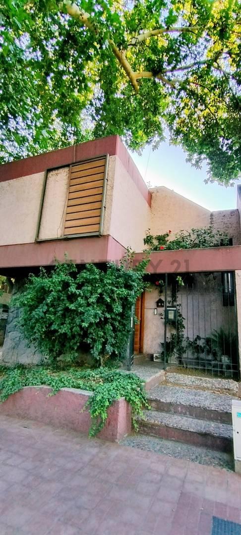 Century 21 López vende casa esquina de dos plantas en ciudad de Mendoza — foto 1