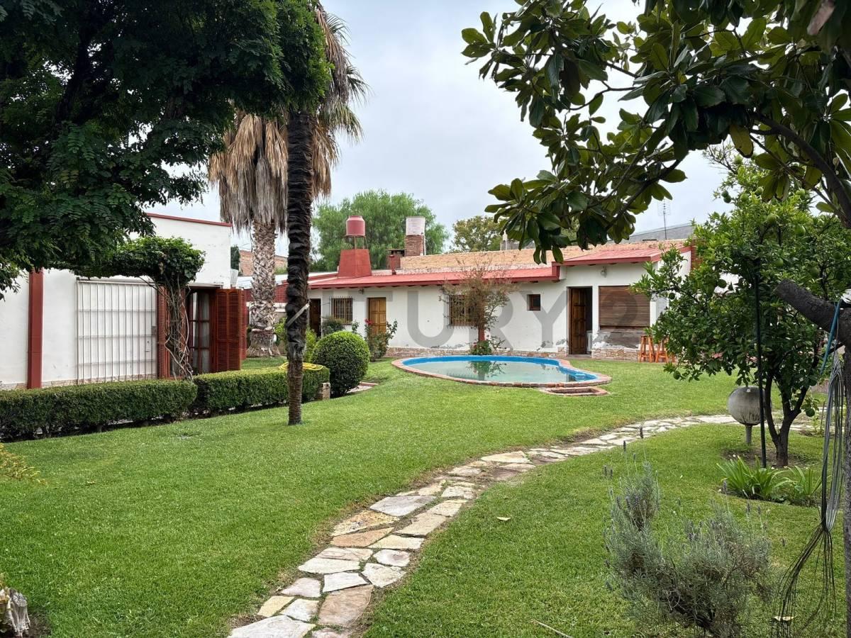 CASA EN VENTA MÁS UNA CONSTRUCCIÓN INDEPENDIENTE — foto 1