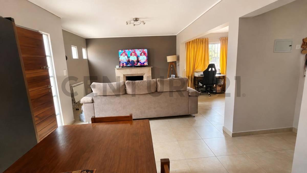 Venta Casa 3 Dormitorios, Jardin y doble cochera — foto 1