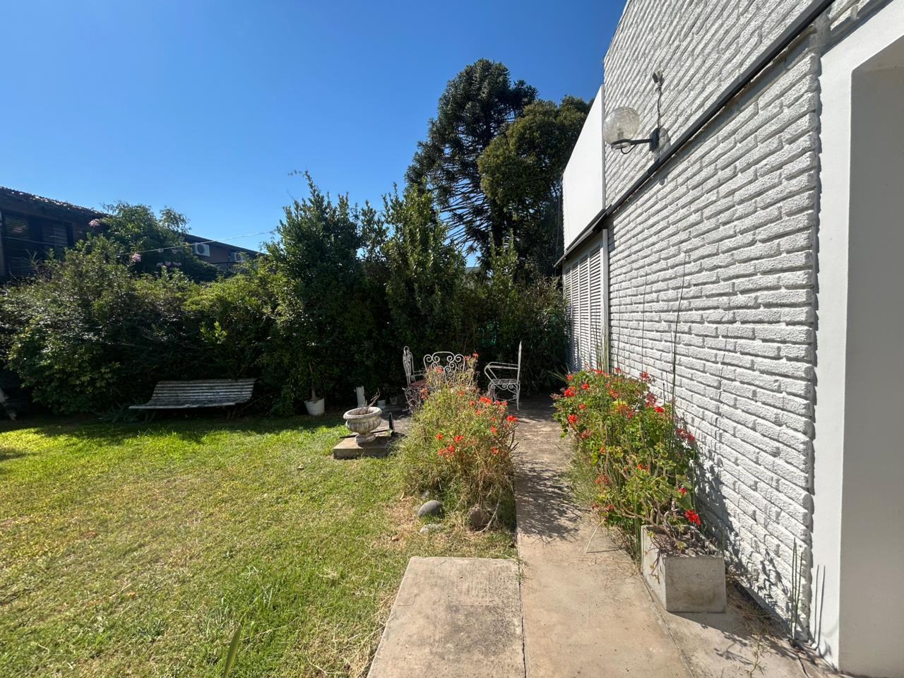 Casa en alquiler en Manuel B. Gonnet – Verde, comodidad y entorno único — foto 1