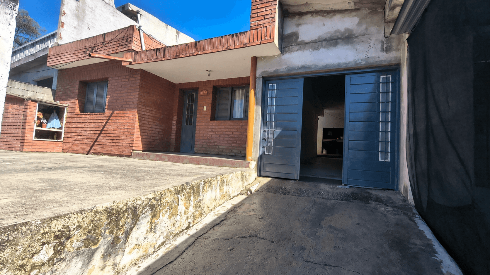 GRAN OPORTUNIDAD 3 en 1 Casa mas dos Dptos a refaccionar. — foto 1