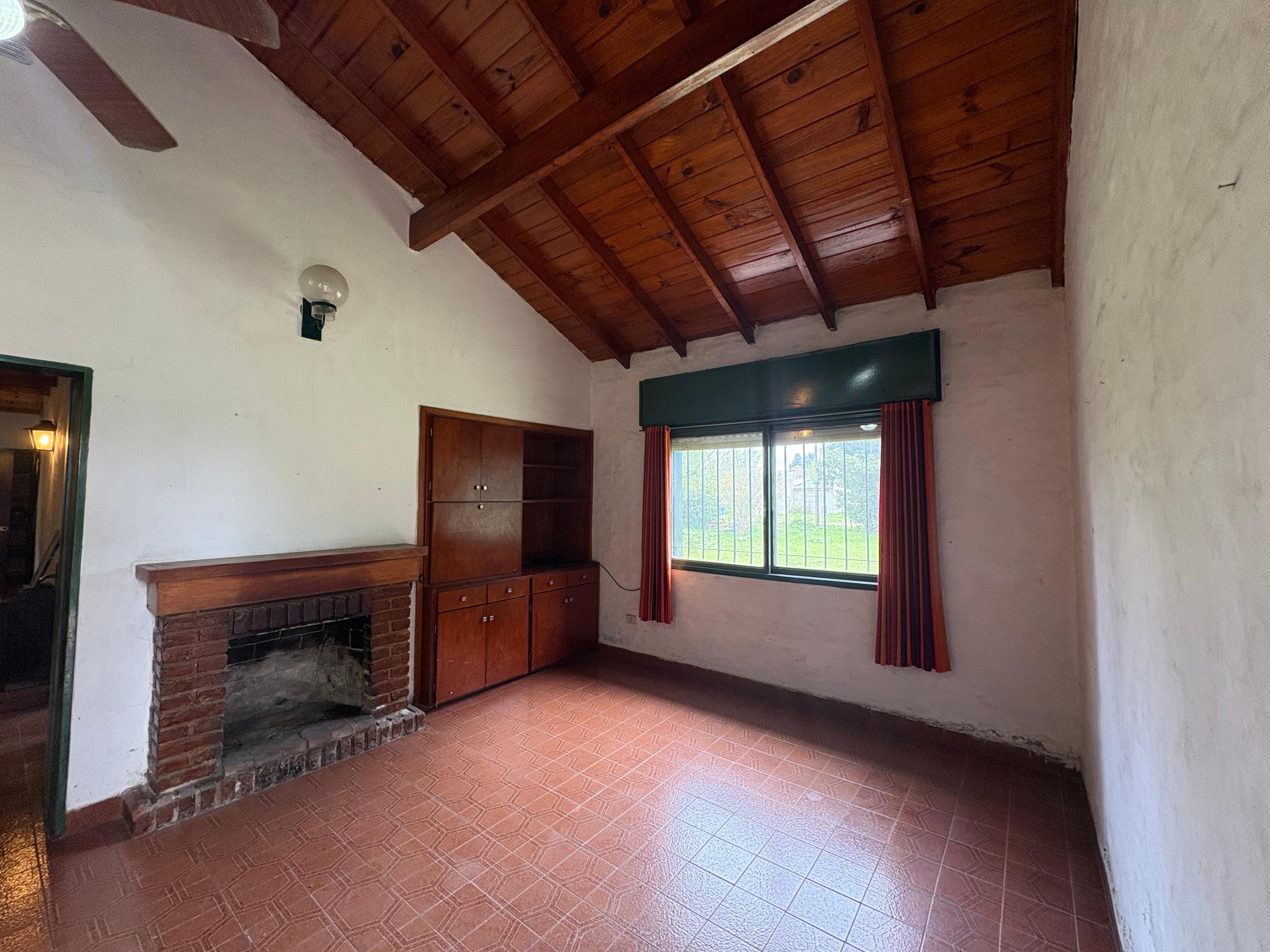 Venta casa de 4 ambientes en San Miguel del Monte con gran parque y galería — foto 1