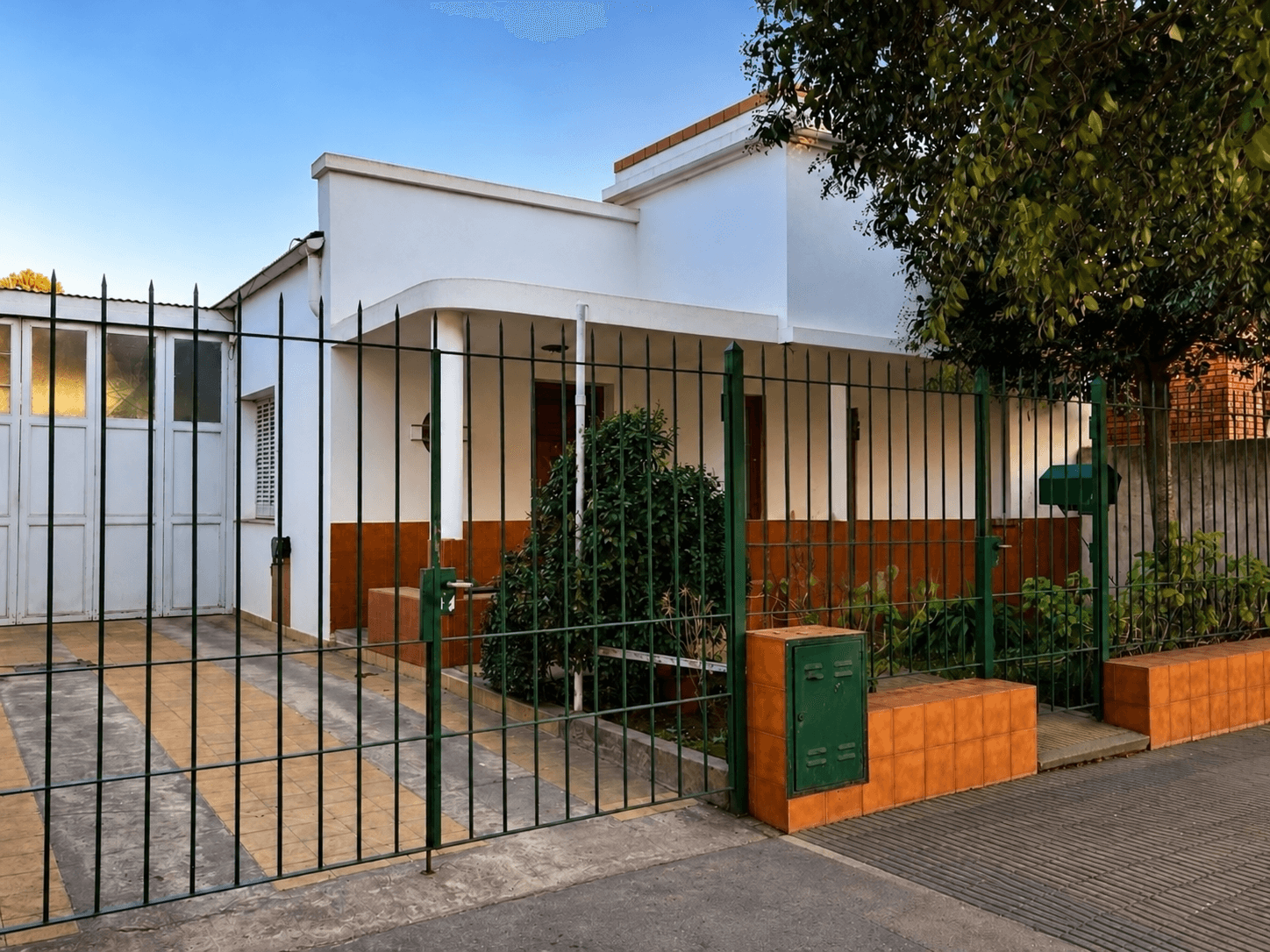 Casa de 3 dormitorios con cochera y galpón - Maipu y Azcuenaga, Venado Tuerto. — foto 1