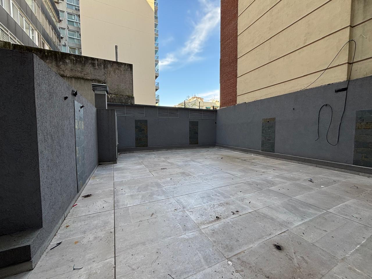 VENTA DEPARTAMENTO 4 AMBIENTES CON DEPENDENCIA EN FLORES — foto 1