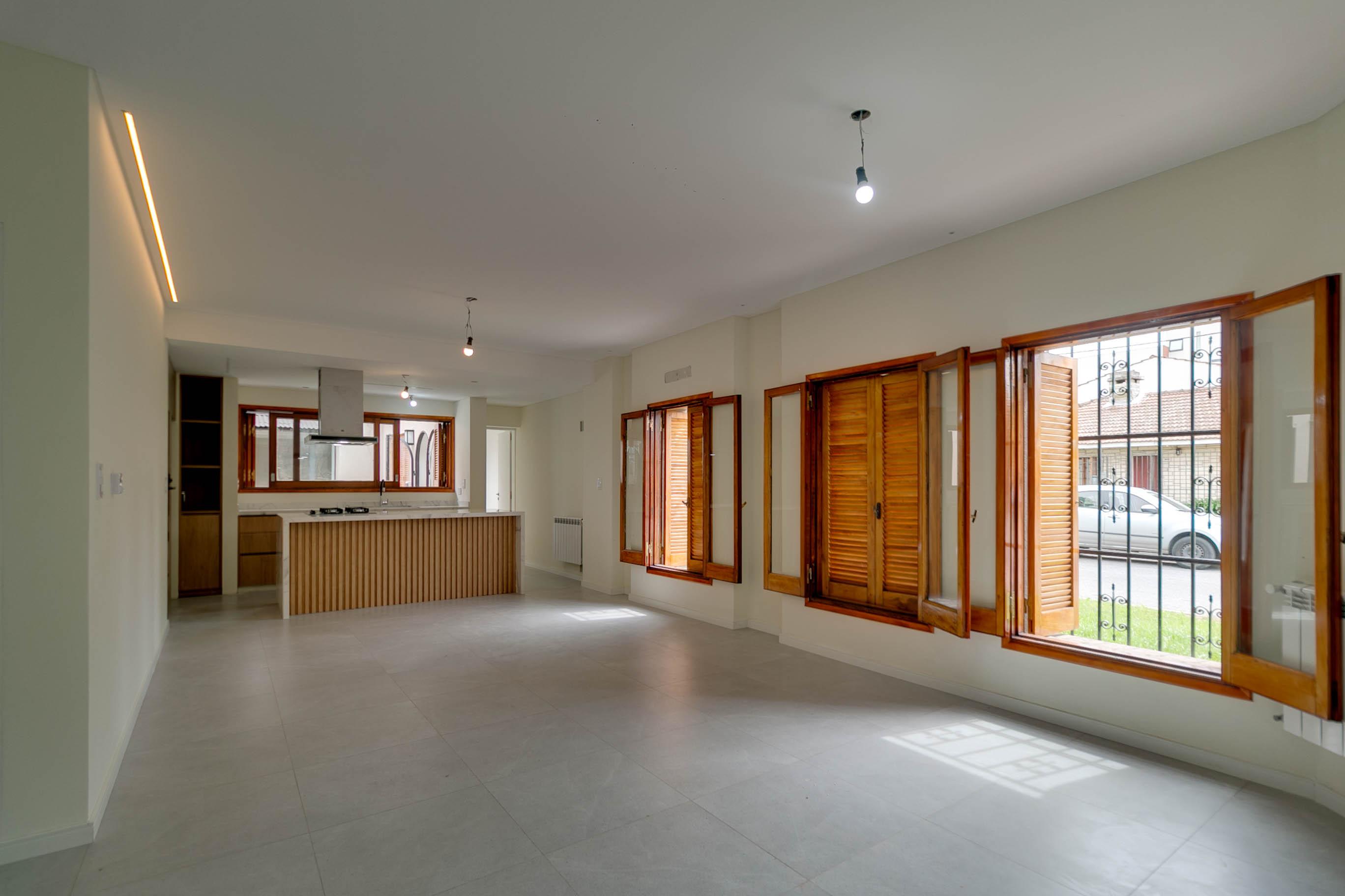 Casa de 4 dormitorios con jardín y cochera en venta – 11 y 527, Tolosa. — foto 1