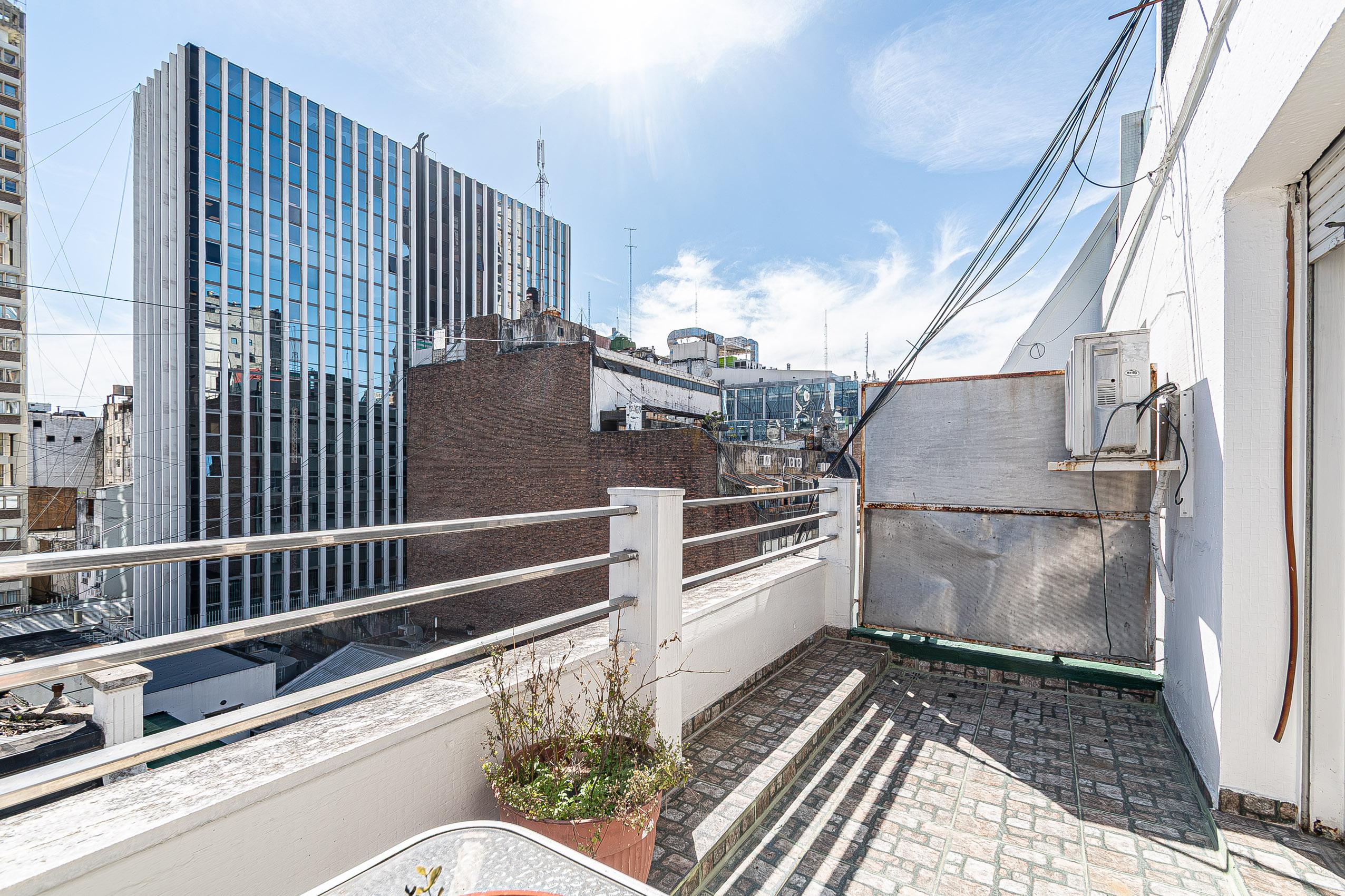 Oficina de 2 ambientes con balcón terraza en excelente ubicación — foto 1
