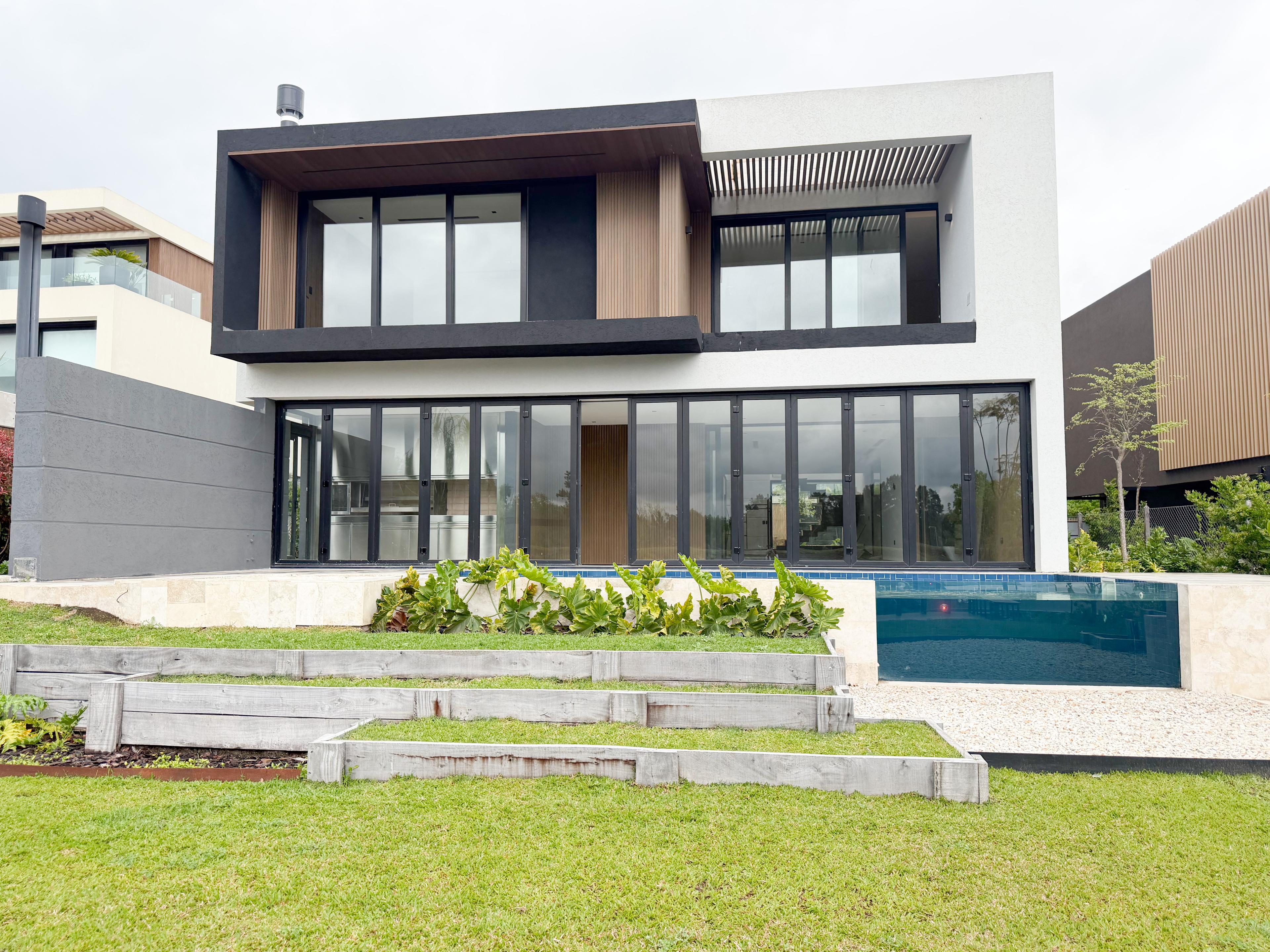 ESPECTACULAR CASA EN VENTA EN EL YACHT — foto 1