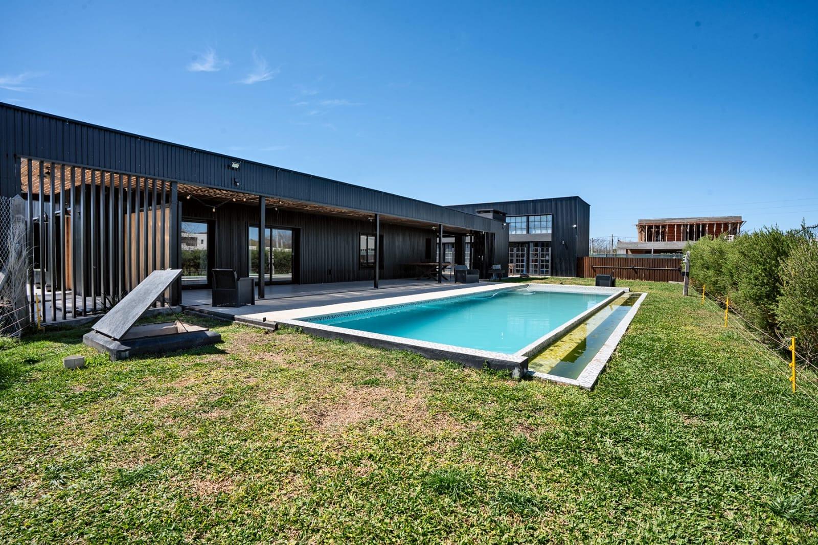 Casa en venta en Las Carolinas, 4 dormitorios, quincho, City Bell — foto 1