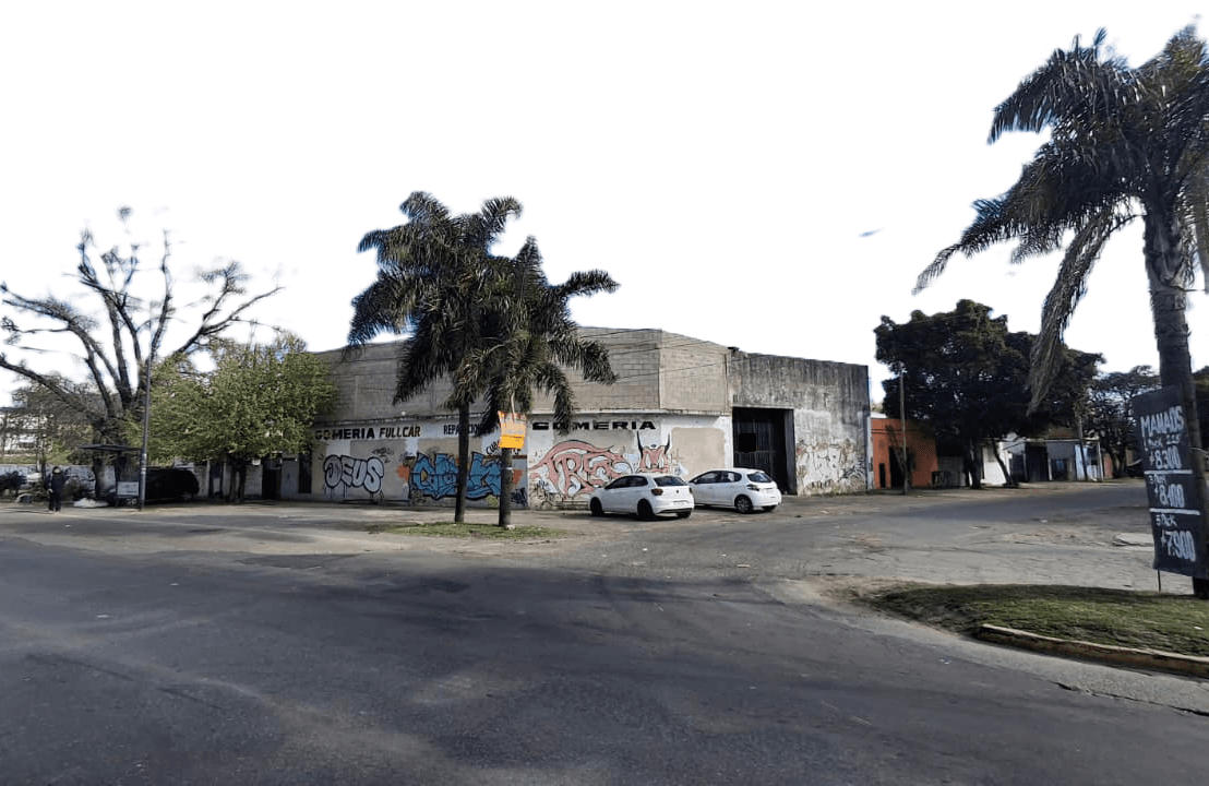 LOCAL COMERCIAL - GALPÓN - DEPOSITO - TALLER - 470M2 CUBIERTOS - AV. LARRALDE Y PASTEUR - TRONCOS DE — foto 1