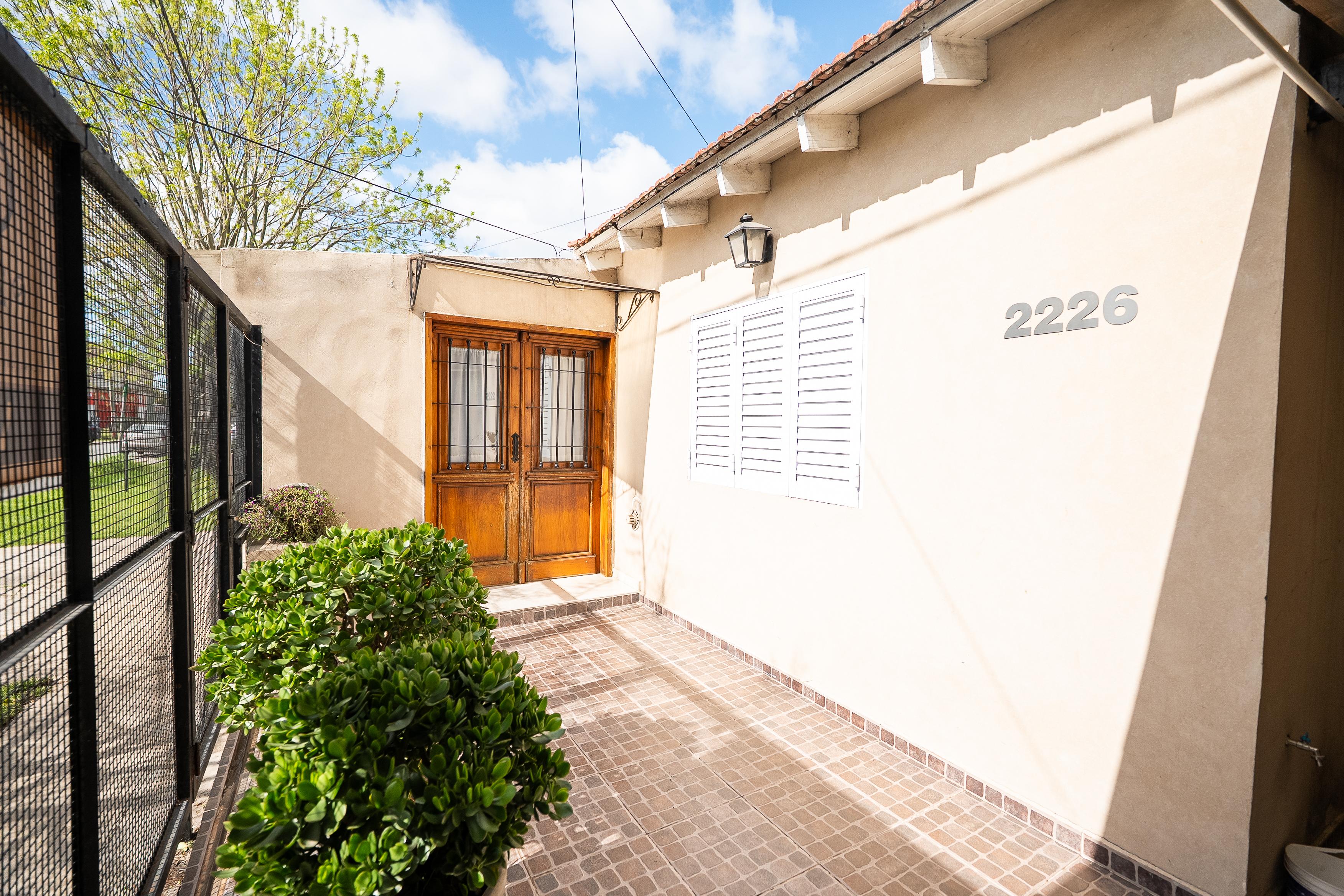 CASA EN VENTA DE TRES DORMITORIOS CON PARQUE, COCHERA Y PILETA EN LA PLATA — foto 1