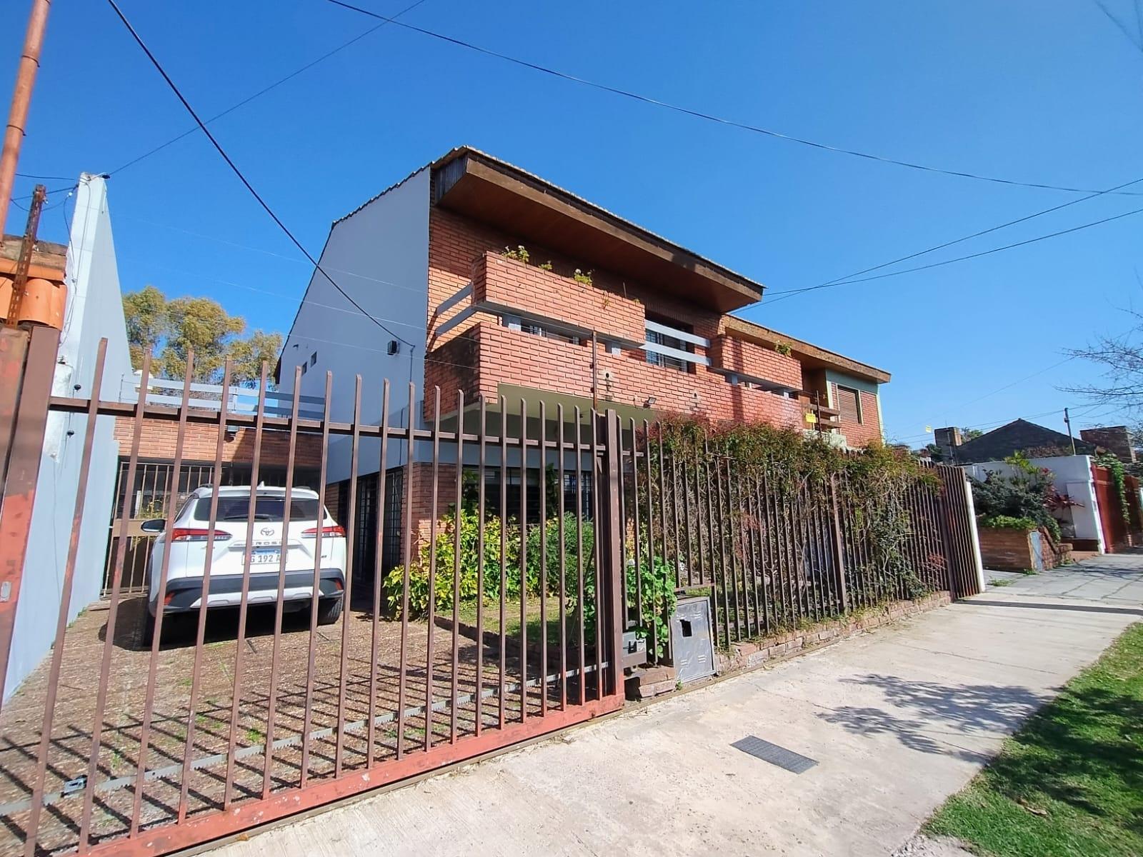 VENTA CASA en CASTELAR 4 AMBIENTES - PILETA PARQUE y QUINCHO- APTA CREDITO- — foto 1