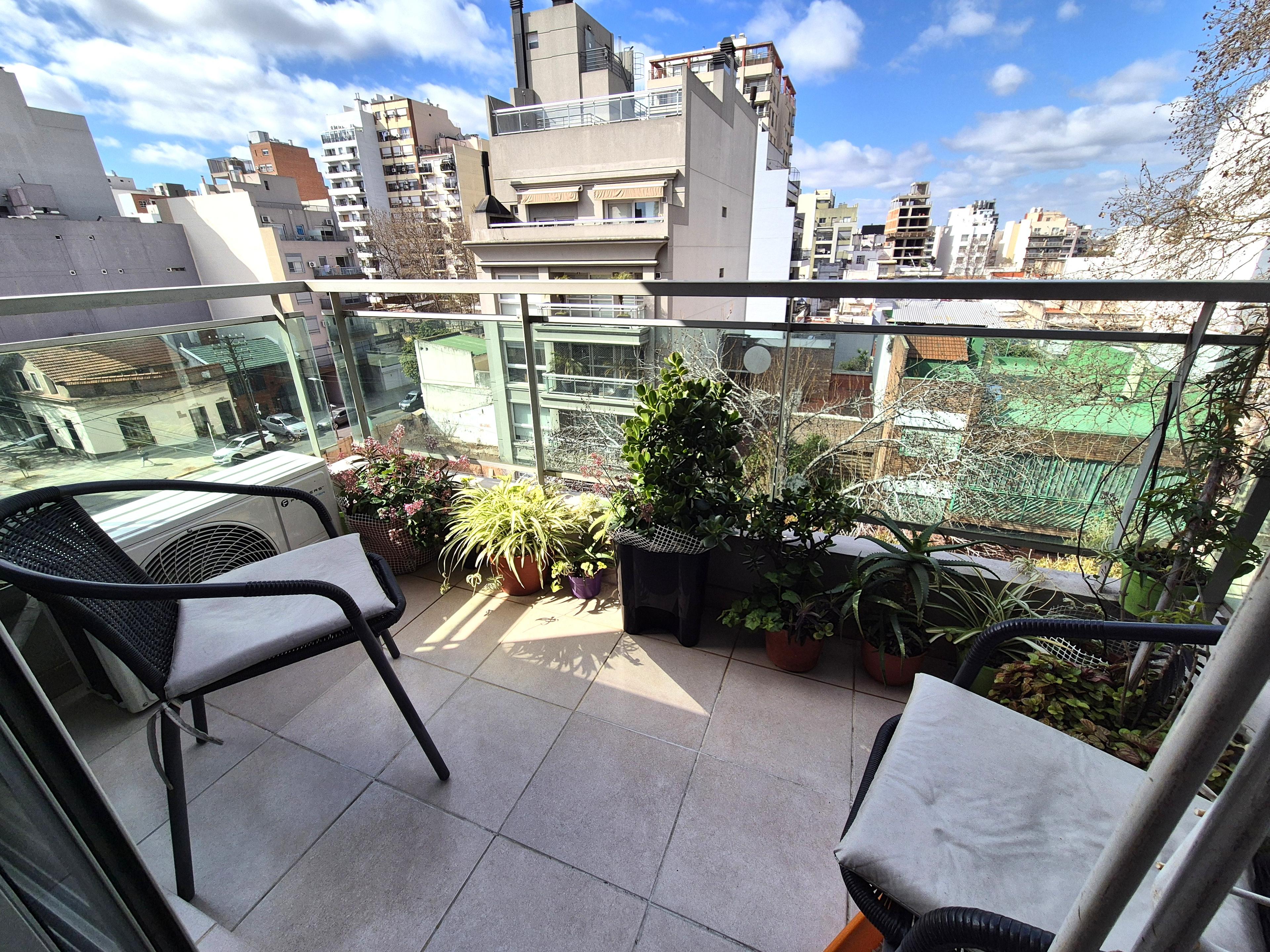 ALQUILER 2 AMBIENTES CON BALCON Y COCHERA CUBIERTA - PISO ALTO - VILLA URQUIZA — foto 1