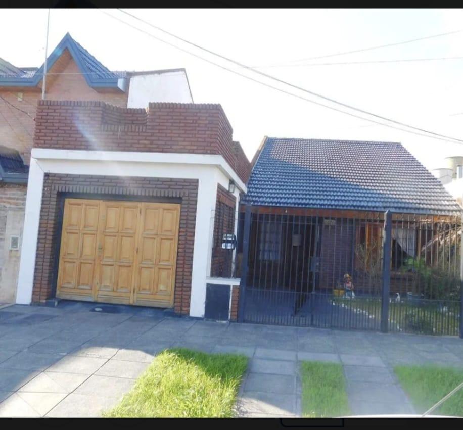 VENDE CASA 4 AMBIENTES CON PILETA, QUINCHO/MONOAMBIENTE Y DOBLE GARAJE – MORÓN — foto 1